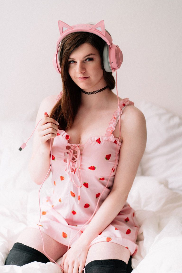 Gamer Almost gets Kidnapped while Crossdressing in Public