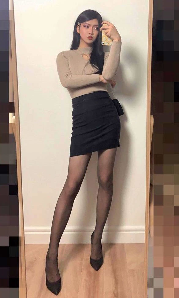 Crossdresser Jessica in Mini skirt