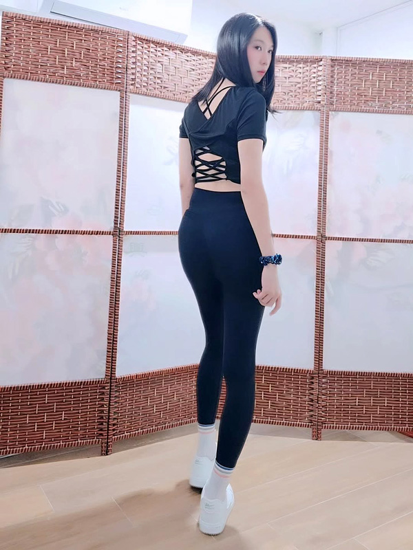 crossdresser in leggings